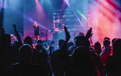 球迷社区互动截图，显示用户头像和热烈的讨论帖子