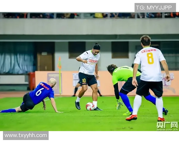 足球明星悠闲散步高清视频展现明星风采与日常生活的完美结合